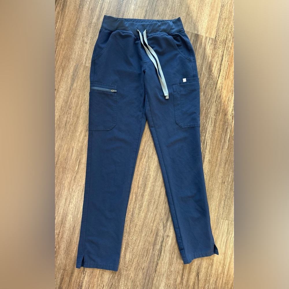 Figs High Waisted Yola Skinny Scrub Pants in Navy. Size XS/Tall